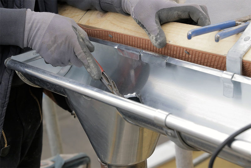 zinguerie - Ets GHECHAM COUVREUR votre artisan zingueur . Zinguerie : zing, gouttières, noue, chéneaux, terrasson, rives, entourage de cheminées, de fenêtres de toit… sur le Mans, Évron …Sarthe (72)